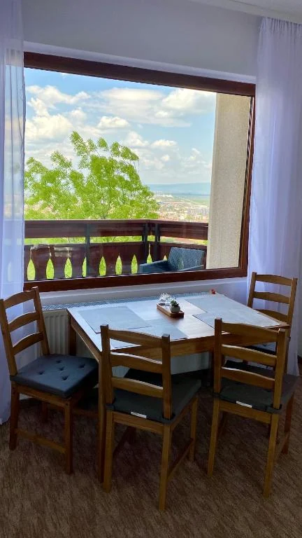 Masă lângă balcon