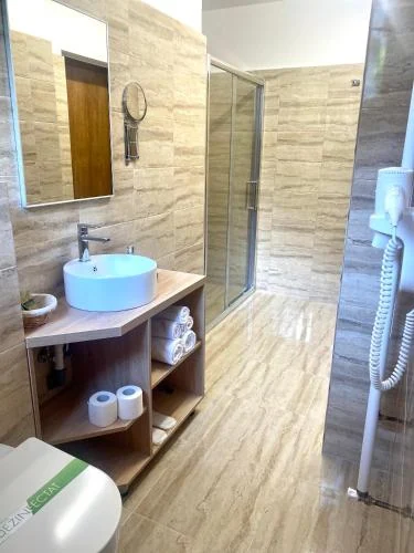 Cabină de duș și lavoar