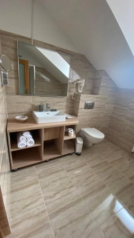Mobilier și oglindă în baie