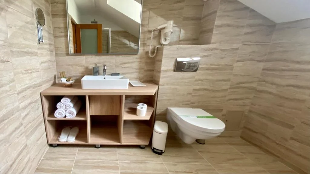 Baie cu mobilier din lemn